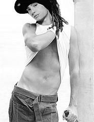 Tom's Body - pe totzi cimpanzeii=p~=p~=p~=p~ ce bun ii=p~ am y - T O M  K A U L I T Z