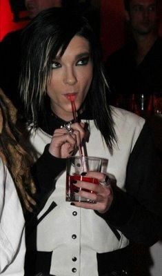 faze dure tokio hotel :)) - B mai sug mult suc din pai am sa inghit ji paiu - CAFENEA