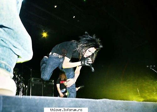 faze dure tokio hotel :)) - B iar ma mai impiedic cred k o sa cad in multime - CAFENEA
