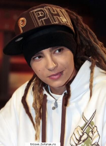faze dure tokio hotel :)) - Tipic Tom T: Papusooo:>:> X: Da?!?! T: Avem - CAFENEA