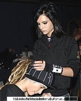 faze dure tokio hotel :)) - B ...ce e aici... T: Ce e? B muuulte T: Ce sunt - CAFENEA