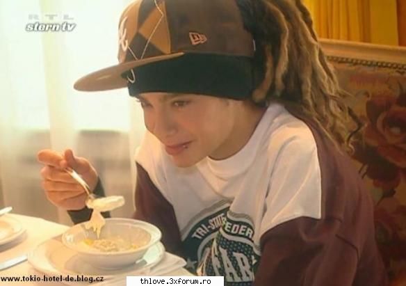 faze dure tokio hotel :)) - T: Mom,e bun!!! B: Tom!! T: Sa mai faci mom. B - CAFENEA