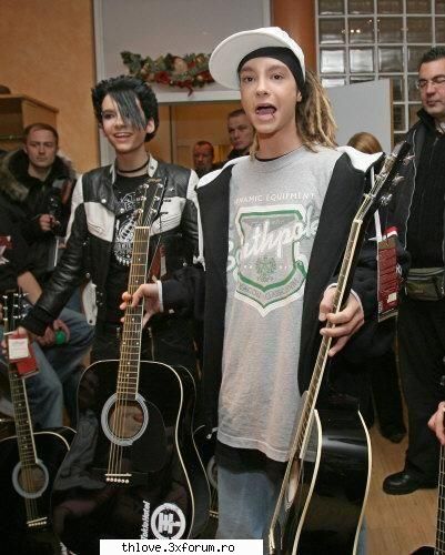faze dure tokio hotel :)) - T chitara de vanzare!Mare mica,cum vreti voi!La - CAFENEA