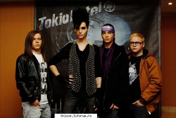 faze dure tokio hotel :)) - B: sexy sexy stiu ca ma vrei... T: taci dracu' in - CAFENEA